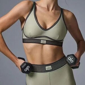 ALO SET - Airlift Line Up Bra & Airlift High-Waist 7/8 Line Up Legging - Green